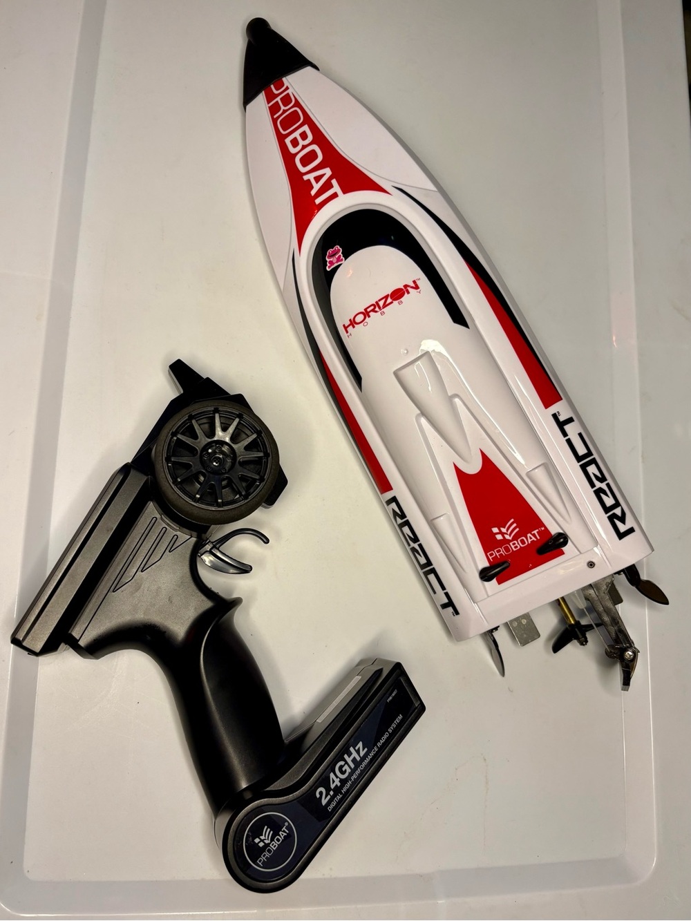 PRO BOAT REACT 17 SELF-RIGHTING BRUSHED DEEP-V RTR